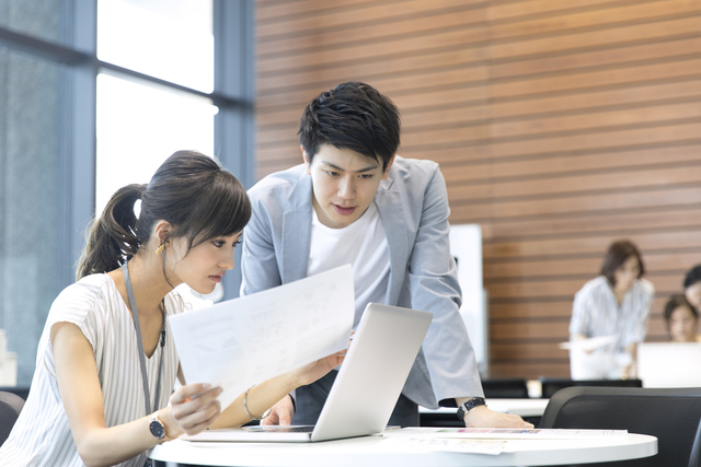合同会社の決算書・法人税確定申告書を作成している人達