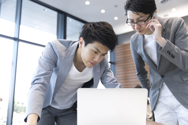 無申告の解決の税理士費用の相場を調べるイメージ