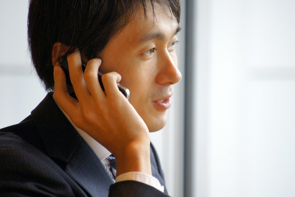 税務調査の連絡を受ける人の画像