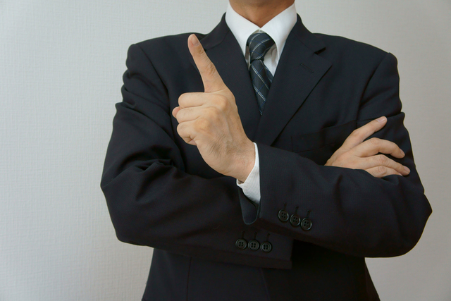 20万円基準に関して説明する税理士のイメージ