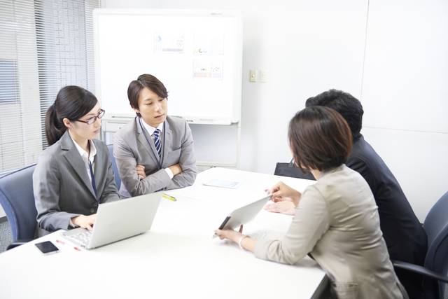 確定申告が副業でも必要なことを説明する税理士の画像。